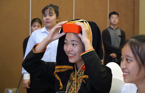50 nữ sinh dân tộc thiểu số nhận học bổng Mở đường đến tương lai - Ảnh 2. 50 nữ sinh dân tộc thiểu số nhận học bổng Mở đường đến tương lai - Ảnh 2.