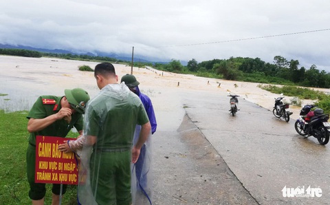 Miền Trung nơi lũ rút, nơi vẫn ngập sâu, mưa to - Ảnh 4. Miền Trung nơi lũ rút, nơi vẫn ngập sâu, mưa to - Ảnh 4.