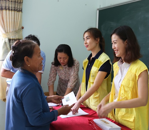 CapitaLand trao học bổng và quà cho hơn 1.400 học sinh - Ảnh 3. CapitaLand trao học bổng và quà cho hơn 1.400 học sinh - Ảnh 3.