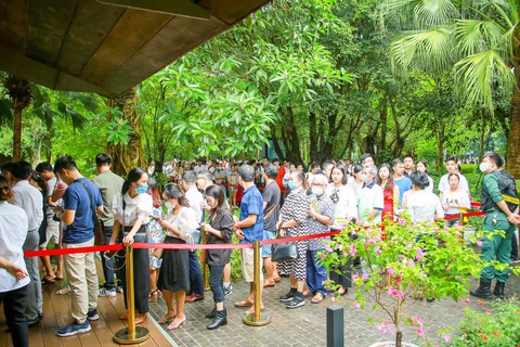 Khách xếp hàng mua nhà tại Ecopark - Ảnh 4. Khách xếp hàng mua nhà tại Ecopark - Ảnh 4.