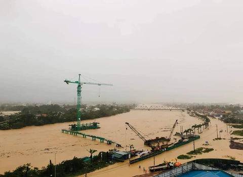 Thủ tướng: Không để gia tăng ngập lụt ở miền Trung do thủy điện xả lũ - Ảnh 1. Thủ tướng: Không để gia tăng ngập lụt ở miền Trung do thủy điện xả lũ - Ảnh 1.