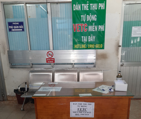 Dù được dán miễn phí, ít chủ xe chịu dán thẻ thu phí giao thông tự động - Ảnh 2. Dù được dán miễn phí, ít chủ xe chịu dán thẻ thu phí giao thông tự động - Ảnh 2.