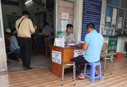 Dù được dán miễn phí, ít chủ xe chịu dán thẻ thu phí giao thông tự động - Ảnh 1. Dù được dán miễn phí, ít chủ xe chịu dán thẻ thu phí giao thông tự động - Ảnh 1.
