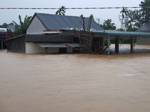 Cứu hàng trăm người dân trên nóc nhà giữa tâm lũ lịch sử ở Quảng Trị - Ảnh 5. Cứu hàng trăm người dân trên nóc nhà giữa tâm lũ lịch sử ở Quảng Trị - Ảnh 5.