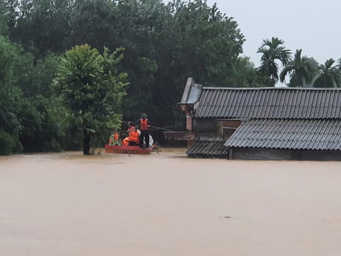 Cứu hàng trăm người dân trên nóc nhà giữa tâm lũ lịch sử ở Quảng Trị - Ảnh 3. Cứu hàng trăm người dân trên nóc nhà giữa tâm lũ lịch sử ở Quảng Trị - Ảnh 3.