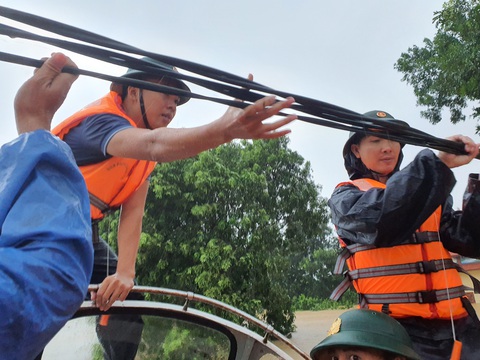 Cứu hàng trăm người dân trên nóc nhà giữa tâm lũ lịch sử ở Quảng Trị - Ảnh 7. Cứu hàng trăm người dân trên nóc nhà giữa tâm lũ lịch sử ở Quảng Trị - Ảnh 7.