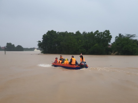 Cứu hàng trăm người dân trên nóc nhà giữa tâm lũ lịch sử ở Quảng Trị - Ảnh 8. Cứu hàng trăm người dân trên nóc nhà giữa tâm lũ lịch sử ở Quảng Trị - Ảnh 8.