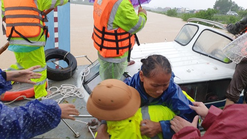 Cứu hàng trăm người dân trên nóc nhà giữa tâm lũ lịch sử ở Quảng Trị - Ảnh 10. Cứu hàng trăm người dân trên nóc nhà giữa tâm lũ lịch sử ở Quảng Trị - Ảnh 10.