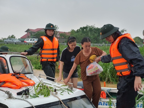 Cứu hàng trăm người dân trên nóc nhà giữa tâm lũ lịch sử ở Quảng Trị - Ảnh 9. Cứu hàng trăm người dân trên nóc nhà giữa tâm lũ lịch sử ở Quảng Trị - Ảnh 9.