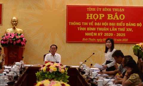 Bình Thuận: Đại biểu dự đại hội được tặng một chiếc cặp trị giá không đến 250.000 đồng - Ảnh 1. Bình Thuận: Đại biểu dự đại hội được tặng một chiếc cặp trị giá không đến 250.000 đồng - Ảnh 1.