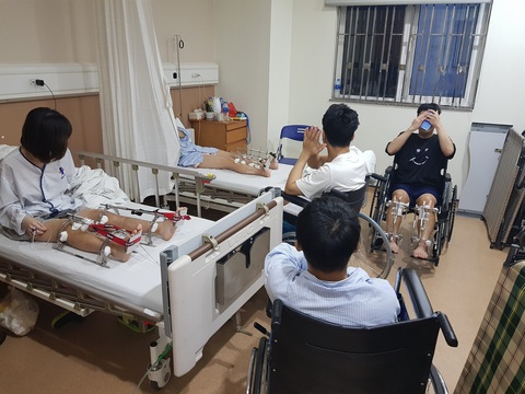 Đi tìm chiều cao mơ ước - Kỳ 1: Quyết tâm chịu đau kéo chân cao thêm 5cm - Ảnh 2. Đi tìm chiều cao mơ ước - Kỳ 1: Quyết tâm chịu đau kéo chân cao thêm 5cm - Ảnh 2.