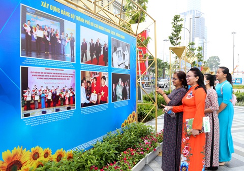 Khai mạc triển lãm chào mừng Đại hội Đảng bộ TP.HCM lần thứ XI - Ảnh 3. Khai mạc triển lãm chào mừng Đại hội Đảng bộ TP.HCM lần thứ XI - Ảnh 3.