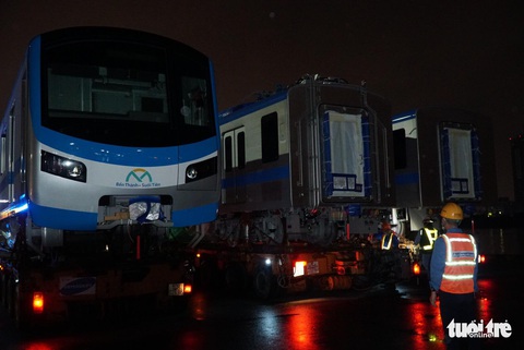 Đoàn xe siêu trường, siêu trọng chở toa tàu metro khởi hành trễ so với dự kiến - Ảnh 1. Đoàn xe siêu trường, siêu trọng chở toa tàu metro khởi hành trễ so với dự kiến - Ảnh 1.