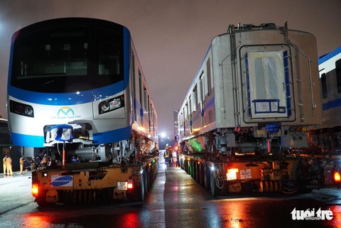 Đoàn xe siêu trường, siêu trọng chở toa tàu metro khởi hành trễ so với dự kiến - Ảnh 4. Đoàn xe siêu trường, siêu trọng chở toa tàu metro khởi hành trễ so với dự kiến - Ảnh 4.