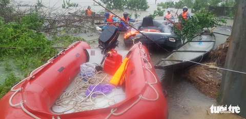 1 người chết do mưa lũ ở Huế, tàu SE4 phải quay đầu chạy về ga Đà Nẵng - Ảnh 1. 1 người chết do mưa lũ ở Huế, tàu SE4 phải quay đầu chạy về ga Đà Nẵng - Ảnh 1.