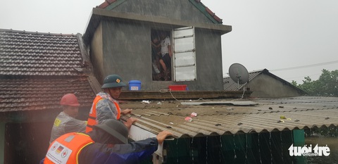 1 người chết do mưa lũ ở Huế, tàu SE4 phải quay đầu chạy về ga Đà Nẵng - Ảnh 3. 1 người chết do mưa lũ ở Huế, tàu SE4 phải quay đầu chạy về ga Đà Nẵng - Ảnh 3.