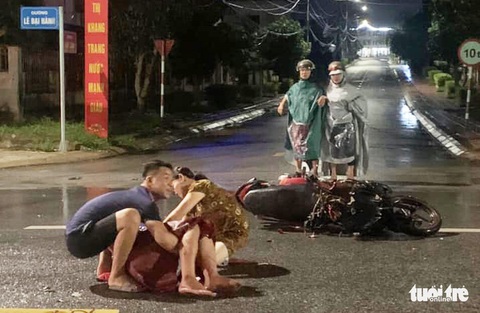 CSGT gửi thư khen người đàn ông truy đuổi tài xế bỏ chạy sau khi gây tai nạn chết người - Ảnh 2. CSGT gửi thư khen người đàn ông truy đuổi tài xế bỏ chạy sau khi gây tai nạn chết người - Ảnh 2.