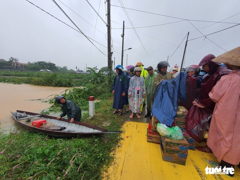 Lao vào cứu hàng trăm hộ dân bị cô lập trong lũ dâng cao ở Quảng Trị - Ảnh 3. Lao vào cứu hàng trăm hộ dân bị cô lập trong lũ dâng cao ở Quảng Trị - Ảnh 3.