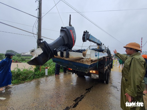 Lao vào cứu hàng trăm hộ dân bị cô lập trong lũ dâng cao ở Quảng Trị - Ảnh 4. Lao vào cứu hàng trăm hộ dân bị cô lập trong lũ dâng cao ở Quảng Trị - Ảnh 4.