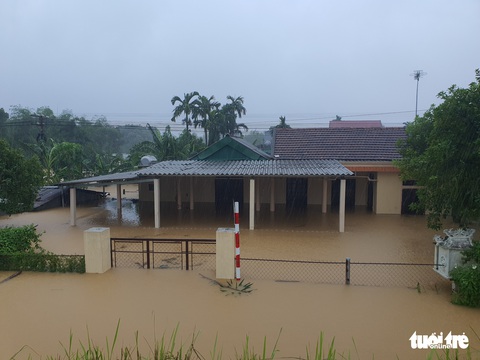 Lao vào cứu hàng trăm hộ dân bị cô lập trong lũ dâng cao ở Quảng Trị - Ảnh 7. Lao vào cứu hàng trăm hộ dân bị cô lập trong lũ dâng cao ở Quảng Trị - Ảnh 7.