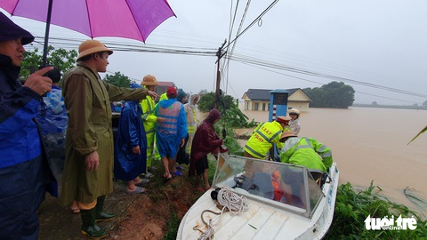 Lao vào cứu hàng trăm hộ dân bị cô lập trong lũ dâng cao ở Quảng Trị - Ảnh 8. Lao vào cứu hàng trăm hộ dân bị cô lập trong lũ dâng cao ở Quảng Trị - Ảnh 8.