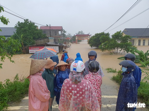 Lao vào cứu hàng trăm hộ dân bị cô lập trong lũ dâng cao ở Quảng Trị - Ảnh 9. Lao vào cứu hàng trăm hộ dân bị cô lập trong lũ dâng cao ở Quảng Trị - Ảnh 9.