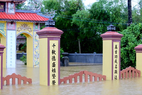 Mưa lớn trở lại, người dân Huế lấy dây buộc xe máy lên cao chống lũ - Ảnh 7. Mưa lớn trở lại, người dân Huế lấy dây buộc xe máy lên cao chống lũ - Ảnh 7.