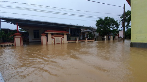 Mưa lớn trở lại, người dân Huế lấy dây buộc xe máy lên cao chống lũ - Ảnh 8. Mưa lớn trở lại, người dân Huế lấy dây buộc xe máy lên cao chống lũ - Ảnh 8.