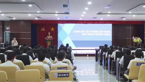 Công ty Điện lực Vĩnh Long tập huấn công tác văn hóa doanh nghiệp và hoạt động truyền thông - Ảnh 2. Công ty Điện lực Vĩnh Long tập huấn công tác văn hóa doanh nghiệp và hoạt động truyền thông - Ảnh 2.