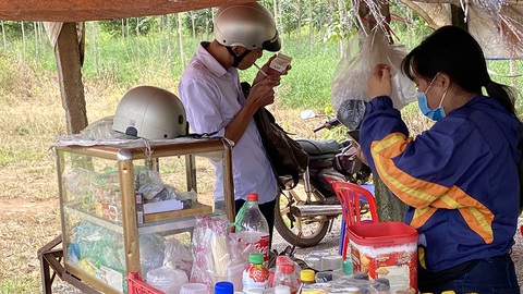 Người dưới 18 tuổi mua rượu bia, thuốc lá: Ai phạt? Phạt ai? - Ảnh 1. Người dưới 18 tuổi mua rượu bia, thuốc lá: Ai phạt? Phạt ai? - Ảnh 1.