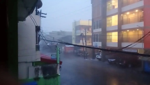 Siêu bão Goni đổ bộ Philippines gây ra một loạt vụ sạt lở đất, mưa dữ dội - Ảnh 1. Siêu bão Goni đổ bộ Philippines gây ra một loạt vụ sạt lở đất, mưa dữ dội - Ảnh 1.