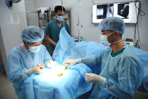 Quân y Trường Sa cấp cứu 2 ngư dân Quảng Ngãi bị nạn trên biển - Ảnh 1. Quân y Trường Sa cấp cứu 2 ngư dân Quảng Ngãi bị nạn trên biển - Ảnh 1.