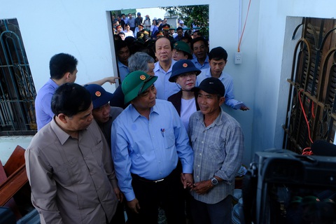 Thủ tướng thăm người dân vùng bão lũ Quảng Ngãi, Quảng Nam - Ảnh 1. Thủ tướng thăm người dân vùng bão lũ Quảng Ngãi, Quảng Nam - Ảnh 1.