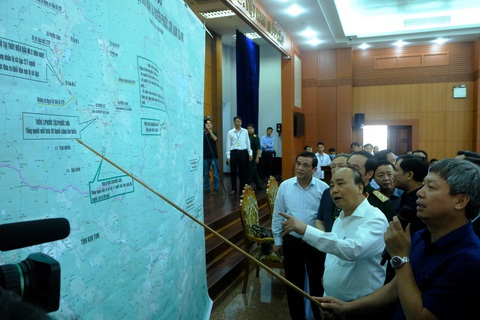 Thủ tướng bàn biện pháp khắc phục bão lũ cùng các bộ ngành, địa phương - Ảnh 1. Thủ tướng bàn biện pháp khắc phục bão lũ cùng các bộ ngành, địa phương - Ảnh 1.