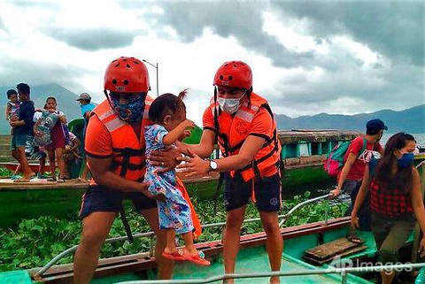 Siêu bão Goni đổ bộ miền Trung Philippines, bắt đầu suy yếu - Ảnh 2. Siêu bão Goni đổ bộ miền Trung Philippines, bắt đầu suy yếu - Ảnh 2.