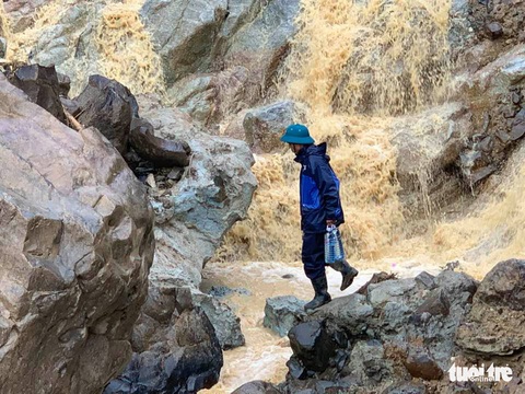 Cõng lương thực, nước uống vào vùng núi lở ứng cứu dân và công nhân thủy điện bị cô lập - Ảnh 6. Cõng lương thực, nước uống vào vùng núi lở ứng cứu dân và công nhân thủy điện bị cô lập - Ảnh 6.