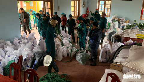 Cõng lương thực, nước uống vào vùng núi lở ứng cứu dân và công nhân thủy điện bị cô lập - Ảnh 1. Cõng lương thực, nước uống vào vùng núi lở ứng cứu dân và công nhân thủy điện bị cô lập - Ảnh 1.