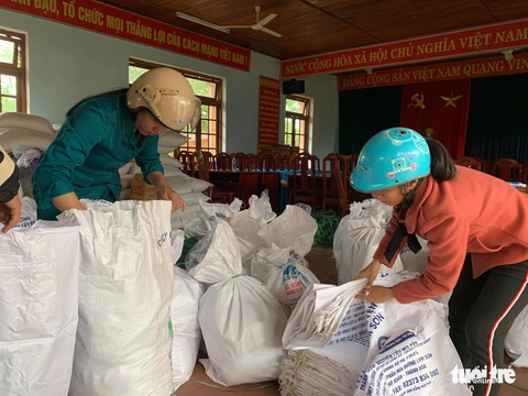 Cõng lương thực, nước uống vào vùng núi lở ứng cứu dân và công nhân thủy điện bị cô lập - Ảnh 3. Cõng lương thực, nước uống vào vùng núi lở ứng cứu dân và công nhân thủy điện bị cô lập - Ảnh 3.