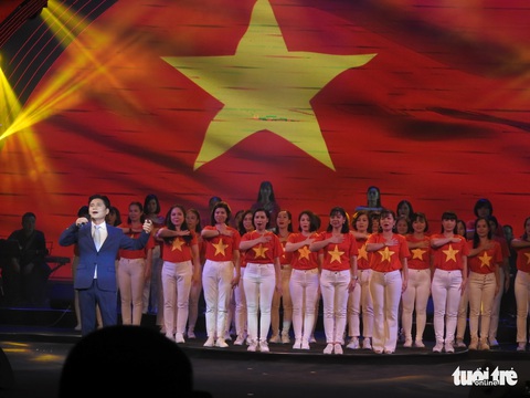 Nghẹn lòng đêm nhạc tiếp sức cho miền Trung ‘đi qua dông bão’ - Ảnh 1. Nghẹn lòng đêm nhạc tiếp sức cho miền Trung ‘đi qua dông bão’ - Ảnh 1.