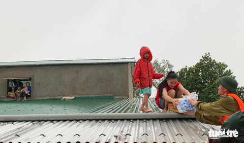 Mưa ngớt, nhưng hàng ngàn nhà dân vùng lũ vẫn bị cô lập - Ảnh 1. Mưa ngớt, nhưng hàng ngàn nhà dân vùng lũ vẫn bị cô lập - Ảnh 1.