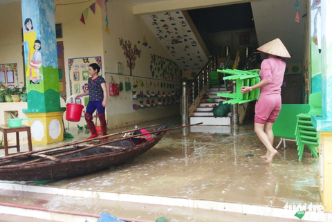 Mưa ngớt, nhưng hàng ngàn nhà dân vùng lũ vẫn bị cô lập - Ảnh 3. Mưa ngớt, nhưng hàng ngàn nhà dân vùng lũ vẫn bị cô lập - Ảnh 3.