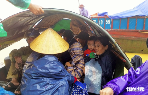 Mưa ngớt, nhưng hàng ngàn nhà dân vùng lũ vẫn bị cô lập - Ảnh 2. Mưa ngớt, nhưng hàng ngàn nhà dân vùng lũ vẫn bị cô lập - Ảnh 2.