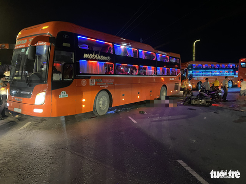 Xe khách Phương Trang va chạm xe máy, 1 người bị cán chết - Ảnh 1. Xe khách Phương Trang va chạm xe máy, 1 người bị cán chết - Ảnh 1.