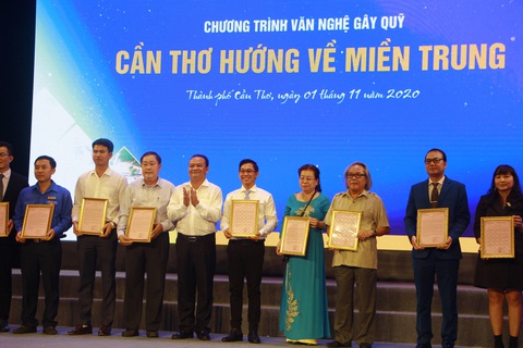 Đêm ca nhạc gây quỹ được hơn 6 tỉ đồng ủng hộ miền Trung - Ảnh 5. Đêm ca nhạc gây quỹ được hơn 6 tỉ đồng ủng hộ miền Trung - Ảnh 5.