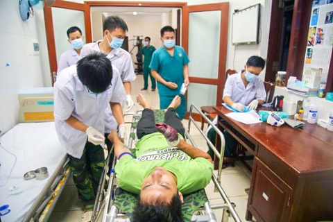 Quân y Trường Sa cấp cứu 2 ngư dân Quảng Ngãi bị nạn trên biển - Ảnh 2. Quân y Trường Sa cấp cứu 2 ngư dân Quảng Ngãi bị nạn trên biển - Ảnh 2.