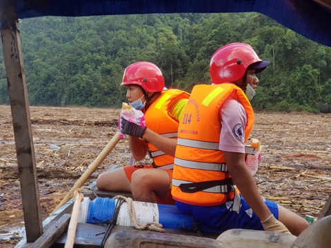 Quần thảo trên sông tìm kiếm người mất tích Trà Leng - Ảnh 4. Quần thảo trên sông tìm kiếm người mất tích Trà Leng - Ảnh 4.