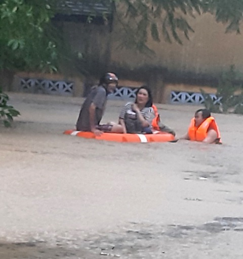 Nhiều địa phương ở Phú Yên tiếp tục sơ tán dân tránh lũ trong đêm - Ảnh 2. Nhiều địa phương ở Phú Yên tiếp tục sơ tán dân tránh lũ trong đêm - Ảnh 2.
