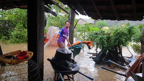 Phú Yên: Lũ dâng nhanh ở nhiều nơi sau bão - Ảnh 4. Phú Yên: Lũ dâng nhanh ở nhiều nơi sau bão - Ảnh 4.