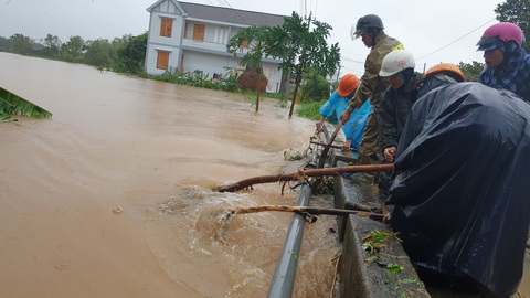 Phú Yên: đi xem nước lũ, 1 người bị cuốn mất tích - Ảnh 1. Phú Yên: đi xem nước lũ, 1 người bị cuốn mất tích - Ảnh 1.
