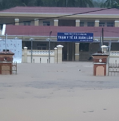 Nhiều địa phương ở Phú Yên tiếp tục sơ tán dân tránh lũ trong đêm - Ảnh 3. Nhiều địa phương ở Phú Yên tiếp tục sơ tán dân tránh lũ trong đêm - Ảnh 3.